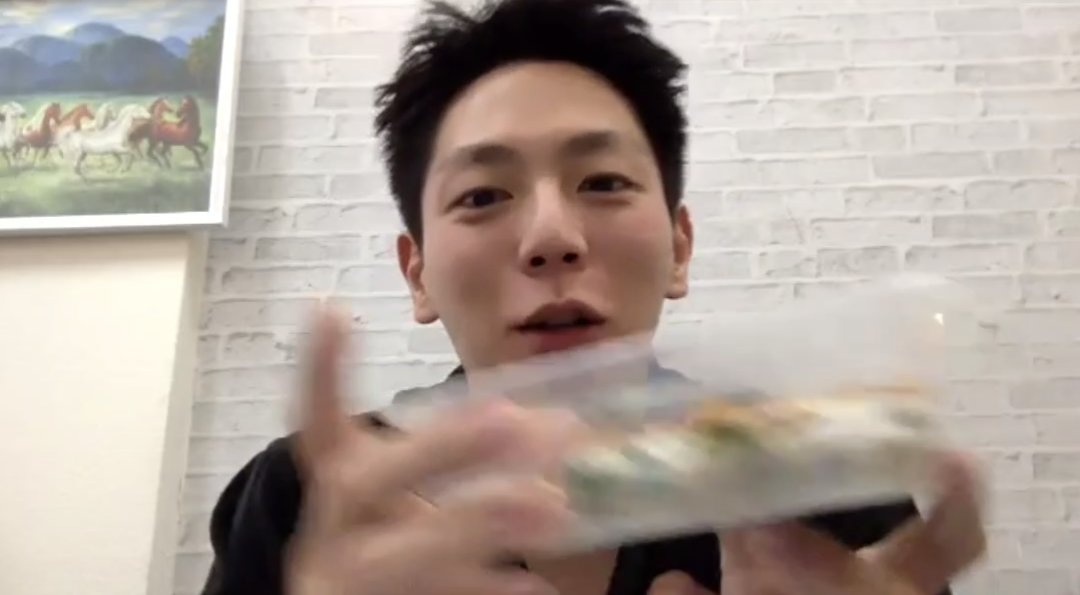enfer_les's tweet image. ซิกเนเจอร์คือการคุยกันเรื่องอาหารเหรอ 5555
น้องอัพบอกว่าใช้โควต้ากินตอนปีใหม่ไปหมดแล้ว กำลังจะกลับไปคุมอาการ
วันนี้น้องอัพกินข้าวเกรียบปากหม้อ

#WipeUpChineseNewYear2026
#UpPoompat #KeepItUp