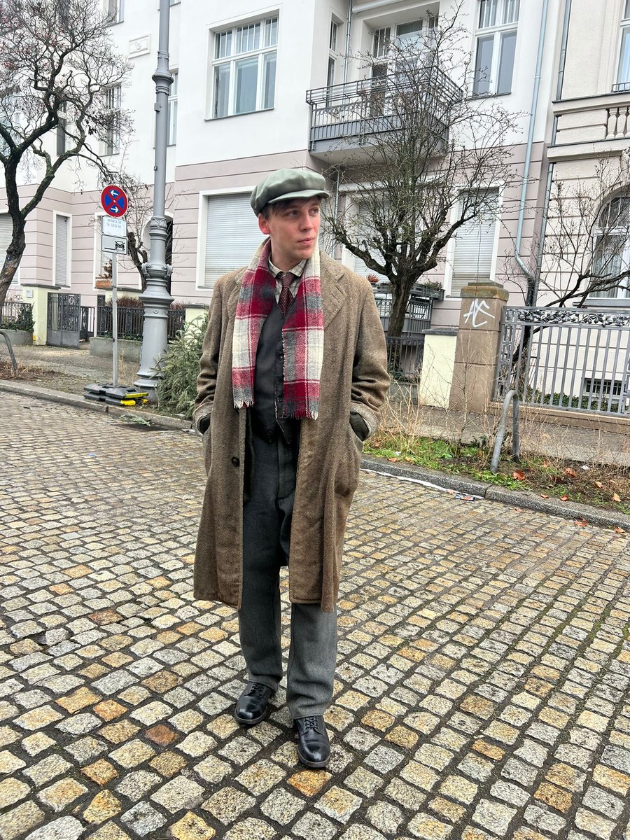 Sebthetiefling's tweet photo. Последние пару месяцев в Берлине все время что-то снимают. Как минимум сейчас 2 сериала делает эппл и один нетфликс. Все с большими бюджетами и именами. Пока кино встает с колен, я делаю сники фотки себя в смокинге и других аутфитов со сьемок https://t.co/FeBlN7FUvE