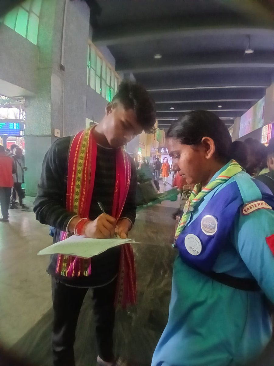 EasternRailway's tweet image. RailOne outreach keeps engaging passengers at Sealdah Station!
During the ongoing awareness campaign, Scouts &amp;amp; Guides volunteers of Eastern Railway are guiding passengers on the features and benefits of the RailOne App.
#RailOne #RailOneApp #OneAppForRailways #SmartTravel