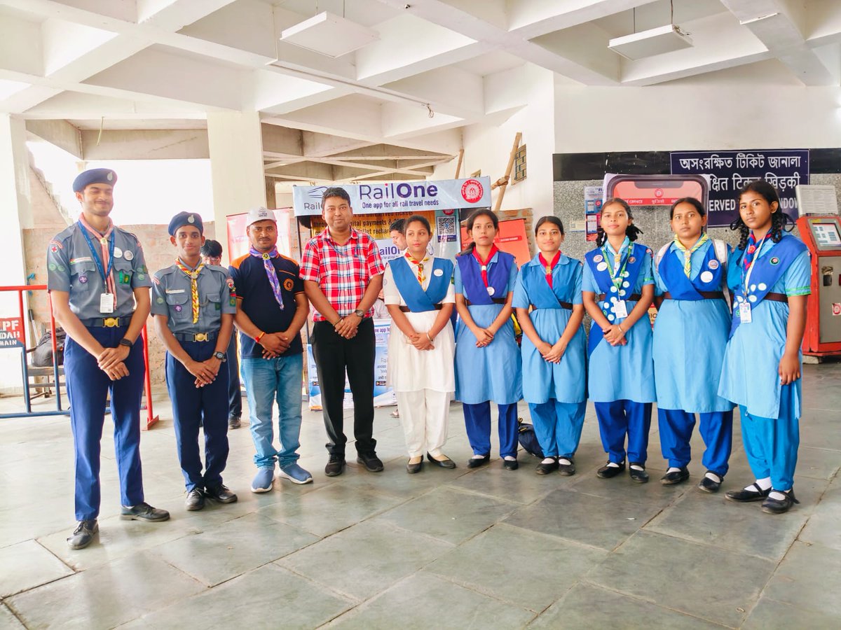 EasternRailway's tweet image. RailOne outreach keeps engaging passengers at Sealdah Station!
During the ongoing awareness campaign, Scouts &amp;amp; Guides volunteers of Eastern Railway are guiding passengers on the features and benefits of the RailOne App.
#RailOne #RailOneApp #OneAppForRailways #SmartTravel