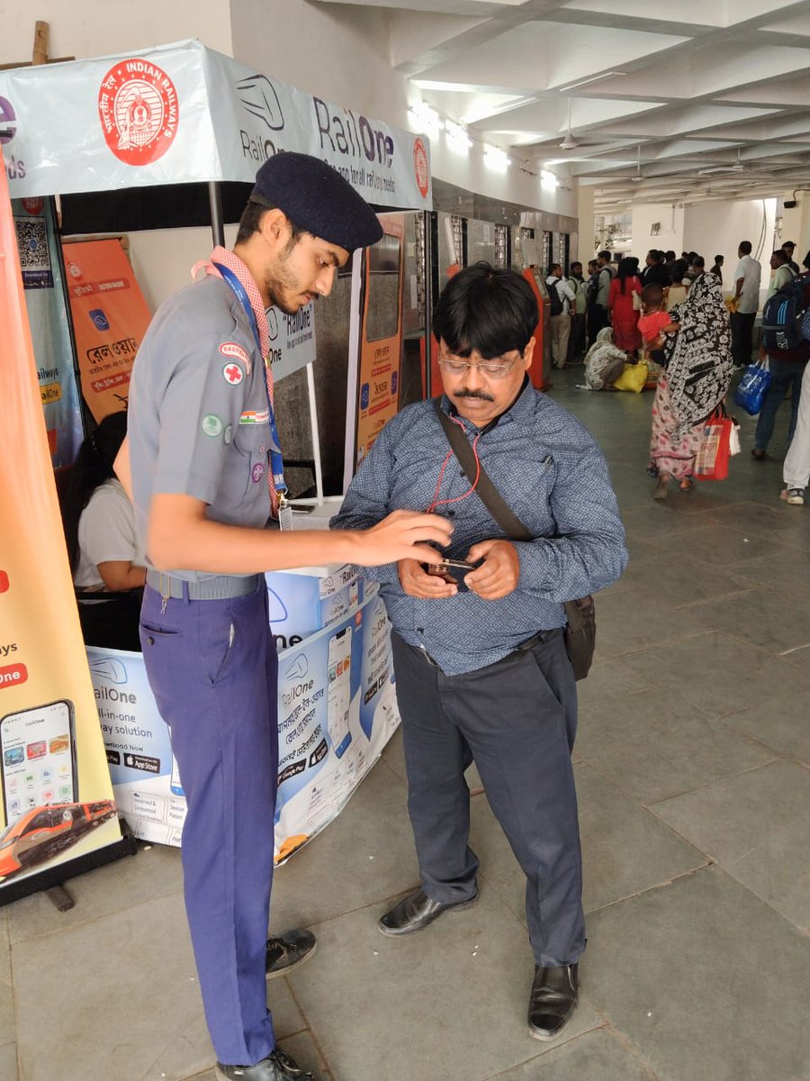 EasternRailway's tweet image. RailOne outreach keeps engaging passengers at Sealdah Station!
During the ongoing awareness campaign, Scouts &amp;amp; Guides volunteers of Eastern Railway are guiding passengers on the features and benefits of the RailOne App.
#RailOne #RailOneApp #OneAppForRailways #SmartTravel