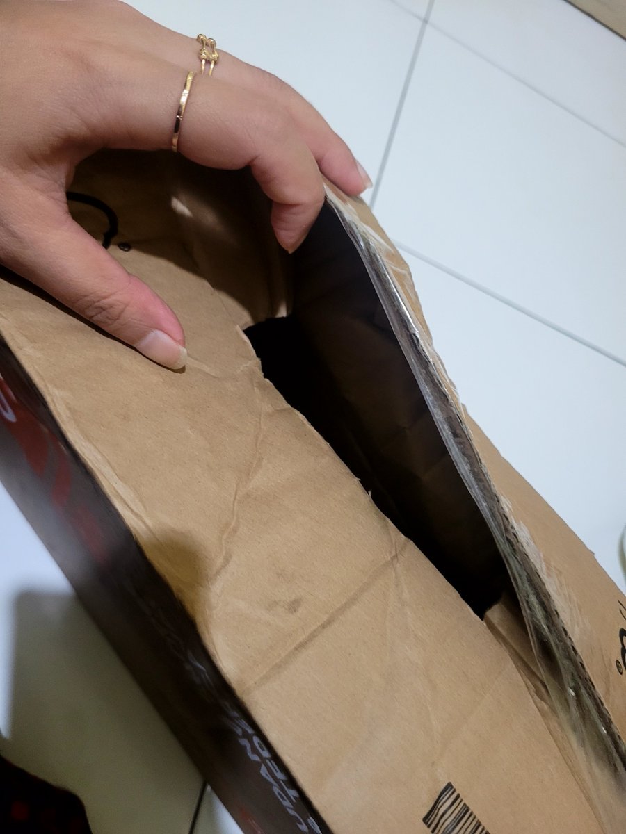 alergikucing's tweet photo. kemaren liat ini dan mikir "alhamdulillah belum pernah ngalamin, jgn sampe"
dan malah kejadian, sama2 SPX cirebon wkwkwk box udh kebuka dan barangnya dibuka dr bawah. keliatan dibuka paksa, soalnya sampe sobek 🥲🥲 https://t.co/xSssbMUX9K