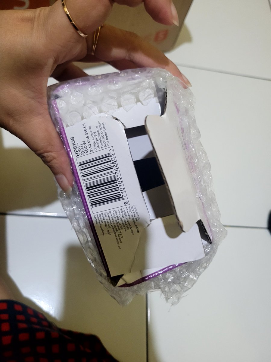alergikucing's tweet photo. kemaren liat ini dan mikir "alhamdulillah belum pernah ngalamin, jgn sampe"
dan malah kejadian, sama2 SPX cirebon wkwkwk box udh kebuka dan barangnya dibuka dr bawah. keliatan dibuka paksa, soalnya sampe sobek 🥲🥲 https://t.co/xSssbMUX9K