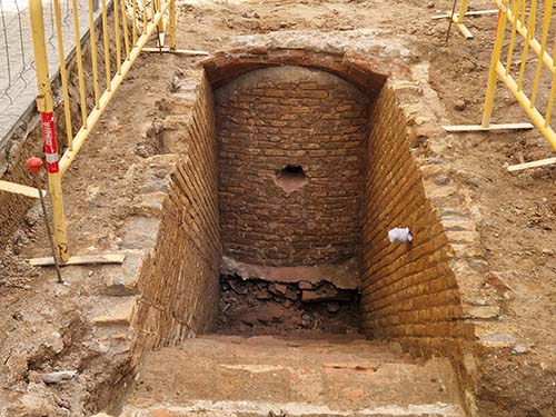 sants3radio's tweet photo. Obren per primera vegada el #refugi antiaeri de la Guerra Civil del carrer 26 de Gener d'#Hostafrancs.
Al #SantsMontjuïcAlDia us expliquem que @arqueologiabcn ha pogut veure l'interior del refugi més de 80 anys després.⛏️

📰Notícia📸👉https://t.co/6BpTwwTRmw https://t.co/VEEiGMxgAQ