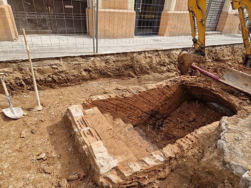 sants3radio's tweet photo. Obren per primera vegada el #refugi antiaeri de la Guerra Civil del carrer 26 de Gener d'#Hostafrancs.
Al #SantsMontjuïcAlDia us expliquem que @arqueologiabcn ha pogut veure l'interior del refugi més de 80 anys després.⛏️

📰Notícia📸👉https://t.co/6BpTwwTRmw https://t.co/VEEiGMxgAQ