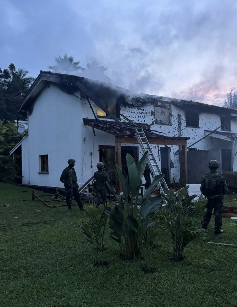 JovahnieT's tweet image. #RDC Ils veulent faire croire que la maison a été frappée par un drone.

Mais les traces de balles montrent que ce sont des tirs d’armes depuis le sol.

#Attention à la manipulation