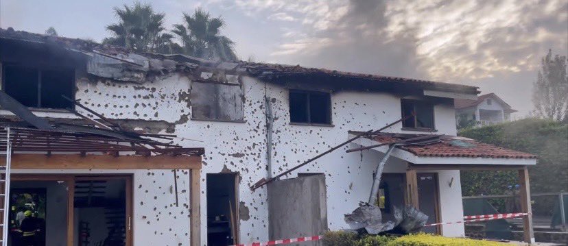 JovahnieT's tweet image. #RDC Ils veulent faire croire que la maison a été frappée par un drone.

Mais les traces de balles montrent que ce sont des tirs d’armes depuis le sol.

#Attention à la manipulation