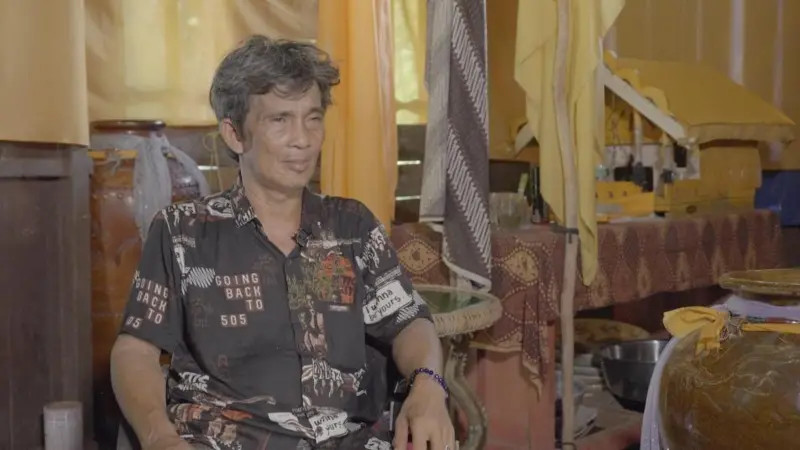 andreasharsono's tweet photo. Kaharingan, agama asli orang Dayak di Kalimantan, perlahan ditinggalkan penganutnya karena tak dianggap sebagai agama oleh negara Indonesia. Sebagian penganutnya beralih ke Kristen dan Islam, lainnya menyebut diri penganut "Hindu Kaharingan"  https://t.co/YfyuJDkKPQ https://t.co/cEE9vLqslY