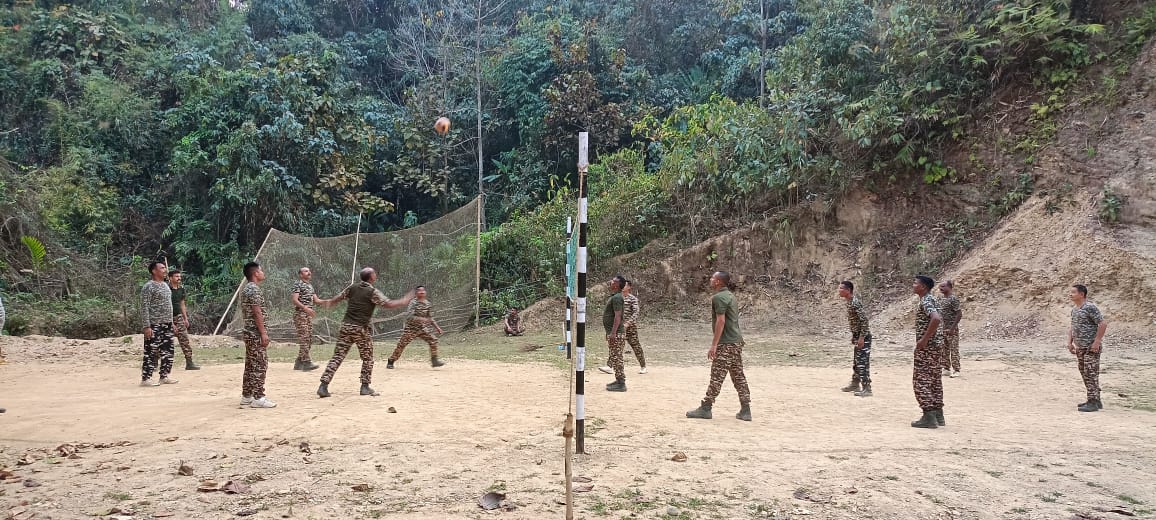 48bnCrpf's tweet photo. Team spirit finds its rhythm on the field. Evening games at 48 Bn CRPF fostered coordination, enthusiasm and healthy competition among personnel, strengthening camaraderie and collective morale. #48BnCRPF #CRPF #EveningGames #TeamSpirit #ForceFitness 🇮🇳 https://t.co/WCtn3gIx6M
