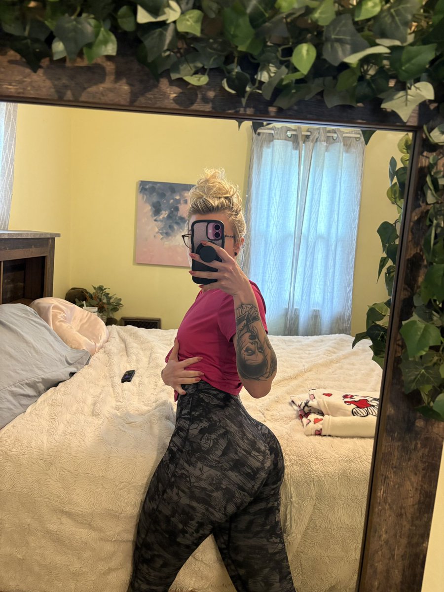 sendtobarbie's tweet photo. 🖤🩷👱🏼‍♀️ https://t.co/53aWdhjPJf