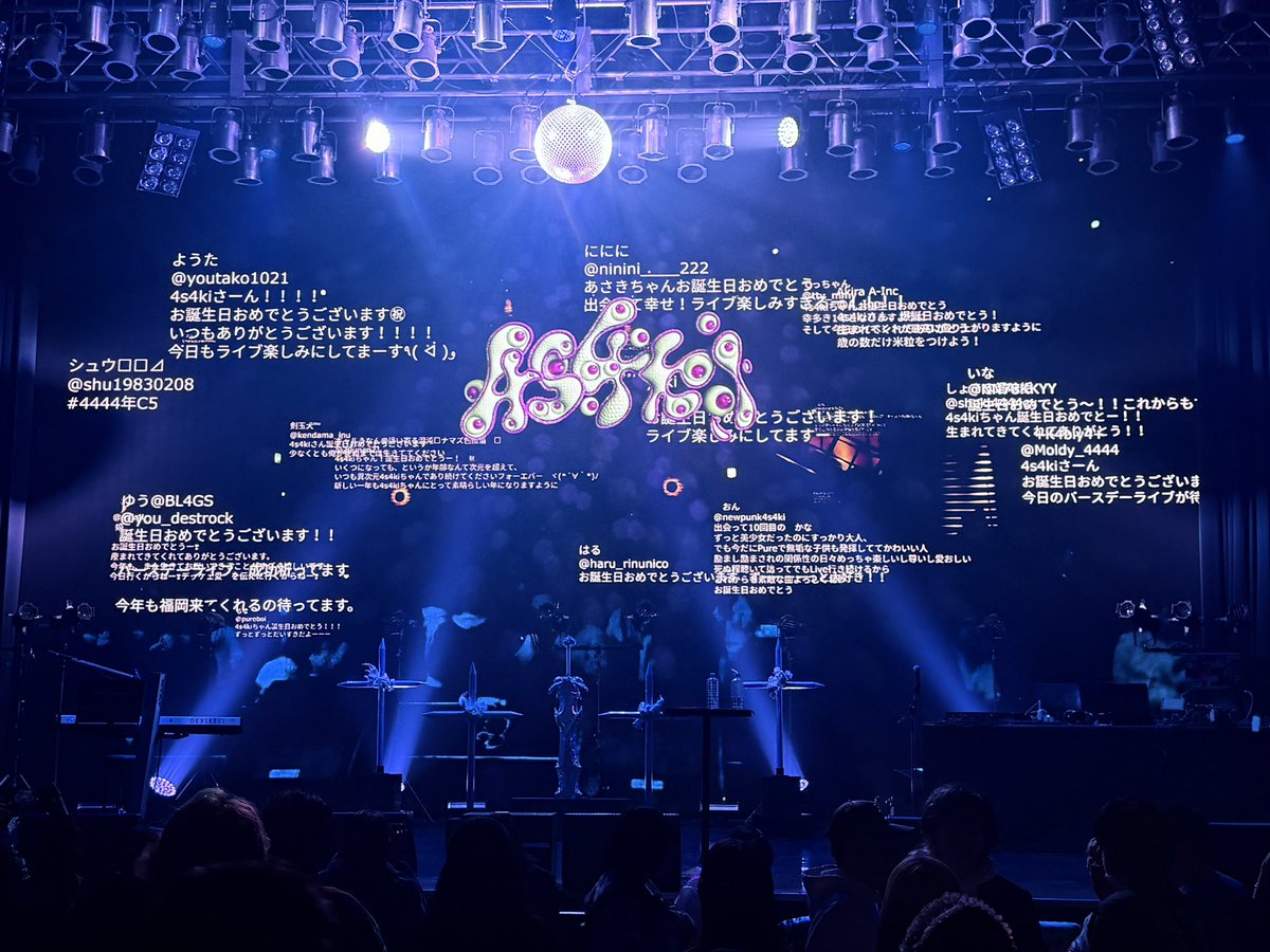 shoki4444cv's tweet photo. 基本的に涙が登場する機会の少ない人生ですが、久しぶりに泣いた

始まってすぐらへん声も手もめっちゃ震えてるの見て、それでもう泣きそうになるしenは号泣　MCでも言ってくれたように伝わってくるものがありました

来年もお祝いさせてね
あらためてお誕生日おめでとう！！

@0311asaki 
 #4444年C5 https://t.co/FD5inJJDuC