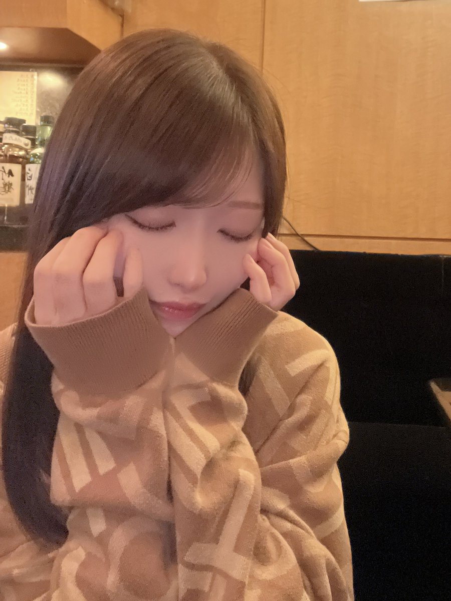 髪すこし暗くしたのに
写真だとあんまりわからない🥺

今日お店きてくれる人いませんか??