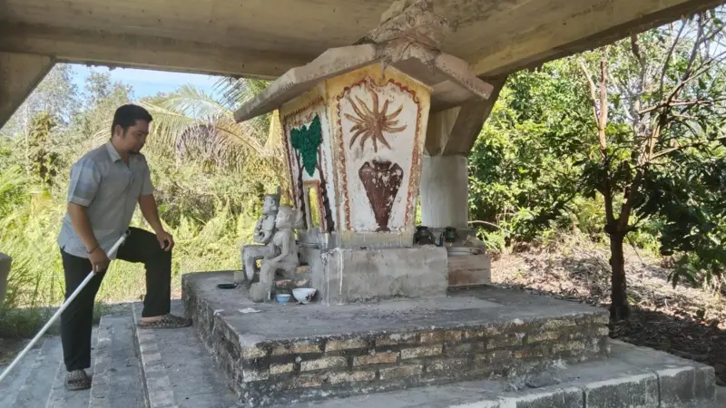 andreasharsono's tweet photo. Kaharingan, agama asli orang Dayak di Kalimantan, perlahan ditinggalkan penganutnya karena tak dianggap sebagai agama oleh negara Indonesia. Sebagian penganutnya beralih ke Kristen dan Islam, lainnya menyebut diri penganut "Hindu Kaharingan"  https://t.co/YfyuJDkKPQ https://t.co/cEE9vLqslY