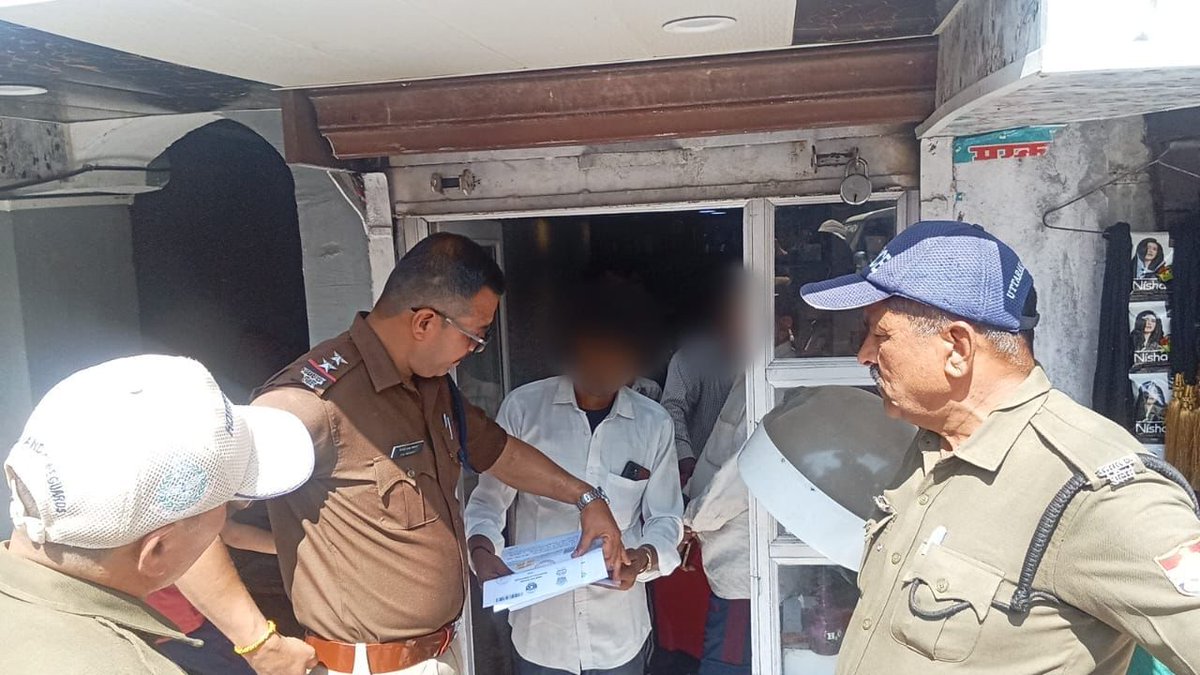 almorapolice's tweet image. 📌सतर्क है अल्मोड़ा पुलिस, जारी है "ऑपरेशन क्रैक डाउन" अभियान

📌दन्या पुलिस ने बिना पुलिस सत्यापन किराएदार रखने पर 01 मकान मालिक का किया ₹5000 का नगद चालान

📌साथ 45 बाहरी लोगों के किए सत्यापन,
#action
#verification
#AlmoraPoliceUttarakhand 
@uttarakhandcops