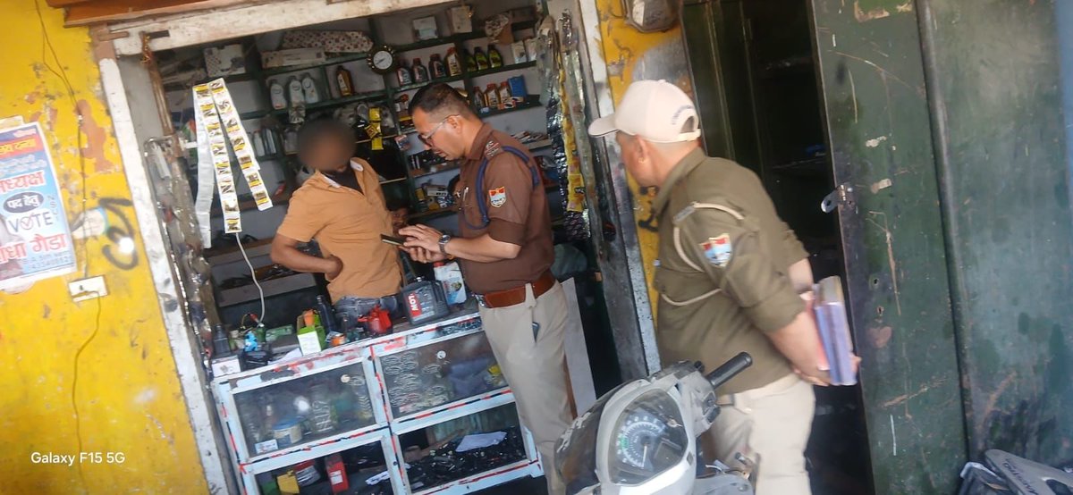 almorapolice's tweet image. 📌सतर्क है अल्मोड़ा पुलिस, जारी है "ऑपरेशन क्रैक डाउन" अभियान

📌दन्या पुलिस ने बिना पुलिस सत्यापन किराएदार रखने पर 01 मकान मालिक का किया ₹5000 का नगद चालान

📌साथ 45 बाहरी लोगों के किए सत्यापन,
#action
#verification
#AlmoraPoliceUttarakhand 
@uttarakhandcops