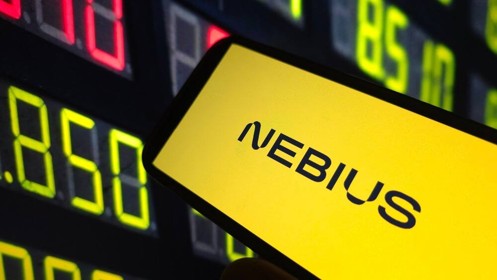 IlProfitto's tweet photo. #Nvidia investirà 2 miliardi di dollari in #Nebius azienda impegnata nello sviluppo di nuovi data center dedicati all’intelligenza artificiale. L’accordo fa parte di una strategia sempre più chiara: sostenere le aziende che costruiscono l’infrastruttura che utilizza le sue GPU.

In pratica Nvidia investe nei suoi stessi clienti, aziende che poi acquistano i suoi chip per alimentare i data center #AI. È un modo per rafforzare l’intero ecosistema dell’intelligenza artificiale, e assicurarsi che la domanda per le sue #GPU continui a crescere.