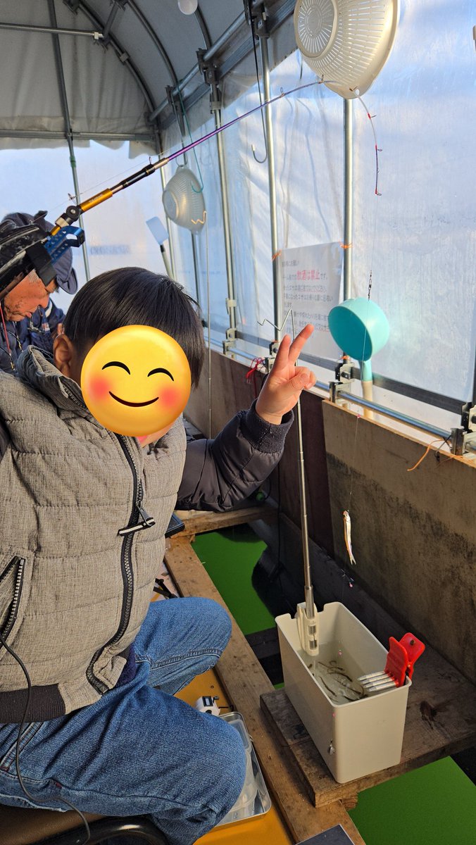 toukonhyper's tweet photo. 今日は、6歳の息子を連れて河口湖漁協さんに初めてのワカサギ釣りに行って来たなり。

朝から順調に群れが入り釣れ続けて、手返しも上手にこなして、ワカサギデビュー戦でなんと232匹ゲットしました。

釣りのセンスあるかもです。
ちなみにパパは450匹でした。

#河口湖
#ワカサギ https://t.co/CazTwwwlta
