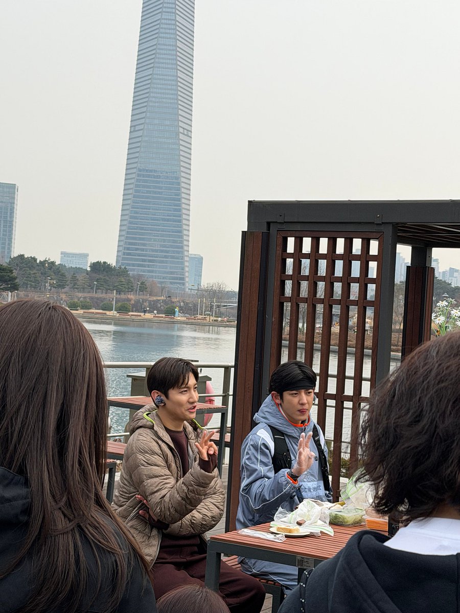 no_loey_no_life's tweet photo. OP saw Chanyeol and Changmin today 🥹

"On my way back from a meeting, I saw TVXQ Changmin &amp; EXO Chanyeol at Central Park while heading to the subway! It looked like they were filming something for youtube. Even though the weather was freezing, they were working so hard!" https://t.co/hIaXKKVwsr
