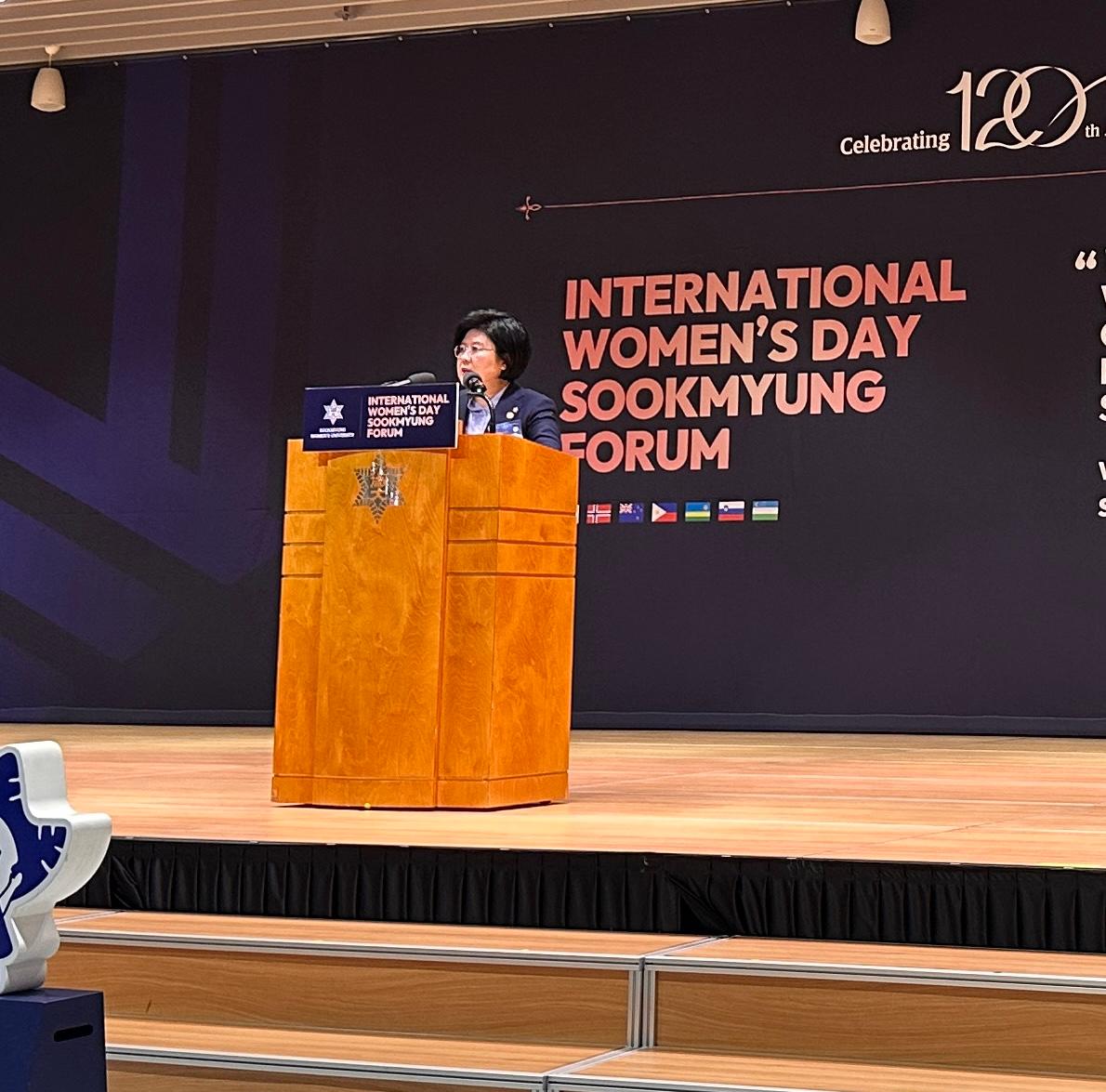 RwandainKorea's tweet photo. 오늘 저희 대사관은 숙명여자대학교 @sookmyung1906 에서 주최한 '2026 세계여성의 날 기념 숙명 국제포럼'에 르완다 대표로 참석하게 되어 매우 영광이었습니다.

대한민국 영부인 김혜경 여사님께서 자리를 빛내주신 이번 고위급 포럼에는 학계, 외교단, 시민사회, 그리고 기업계 등 각계각층의 저명한 인사들이 한자리에 모였습니다.

더불어 특히 이번 행사는 여성 교육의 산실이자 세계적인 명문 교육기관으로 도약하고 있는 @sookmyung1906 의 창학 120주년을 기념하는 자리에서 개최되어 그 의미가 더욱 깊었습니다.