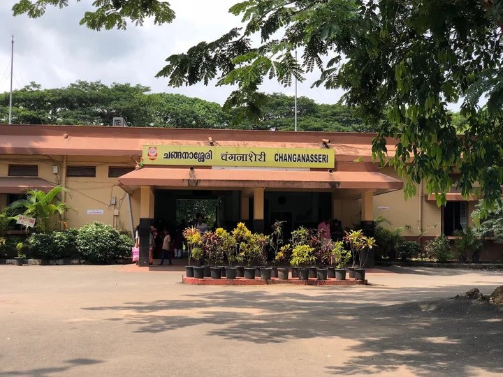 ഒരു റൂഫും ഇട്ട് പെയിന്റ് അടിച്ചത് ഉദ്ഘാടനം ചെയ്യാൻ ആണോ പ്രധാനമന്ത്രി വരുന്നത് 🤔