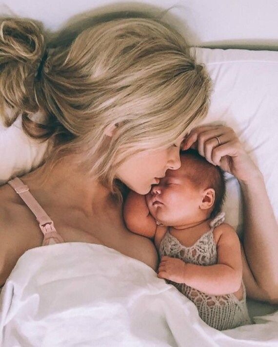 karimanesr's tweet photo. Los "expertos" pueden decir misa, pero hay una verdad instintiva que muchas personas se resisten a aceptar:

Los bebés están diseñados para dormir pegaditos al pecho de su madre, acunados por el ritmo de sus latidos.