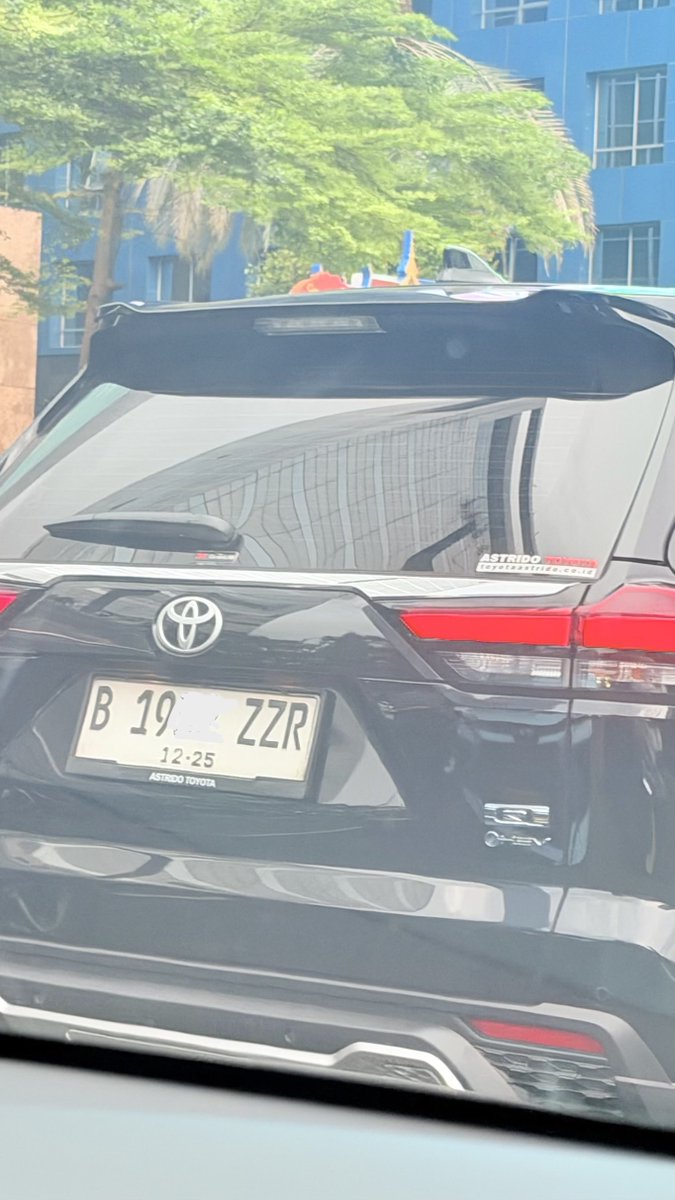 mosesmoon27's tweet photo. 2 hari ketemu mobil plat ZZ_ yg sdh expired plat polisinya, kalau ZZ_ kan pejabat ya? Kalau pejabat ngk taat aturan, gimana rakyat mau ikut aturan, boleh ngk rakyat contoh pejabat di atas? Yg satu malah plat Riau, apa di Riau ada plat ZZ_ juga ya? Coba polisi komentar dong https://t.co/ICGRZgu14y