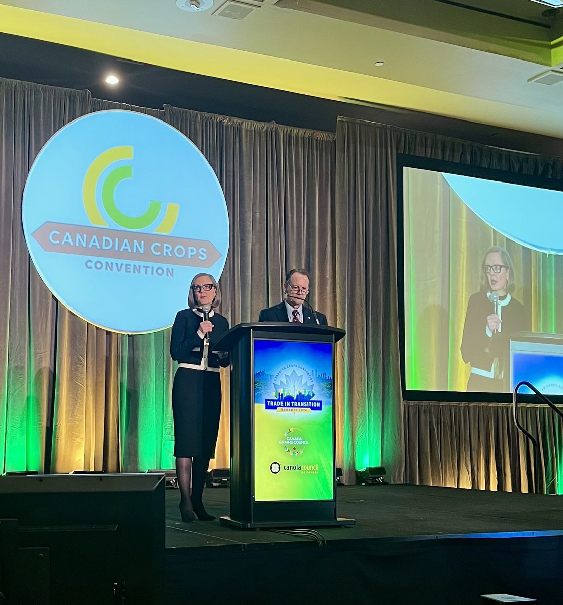 canolacouncil's tweet image. We partner with @cdagraincouncil to deliver #CdnCrops26, bringing the industry together to advance #CdnAg. Starting our first day with opening remarks from CCC president &amp;amp; CEO, Chris Davison and CGC president, Erin Gowriluk.