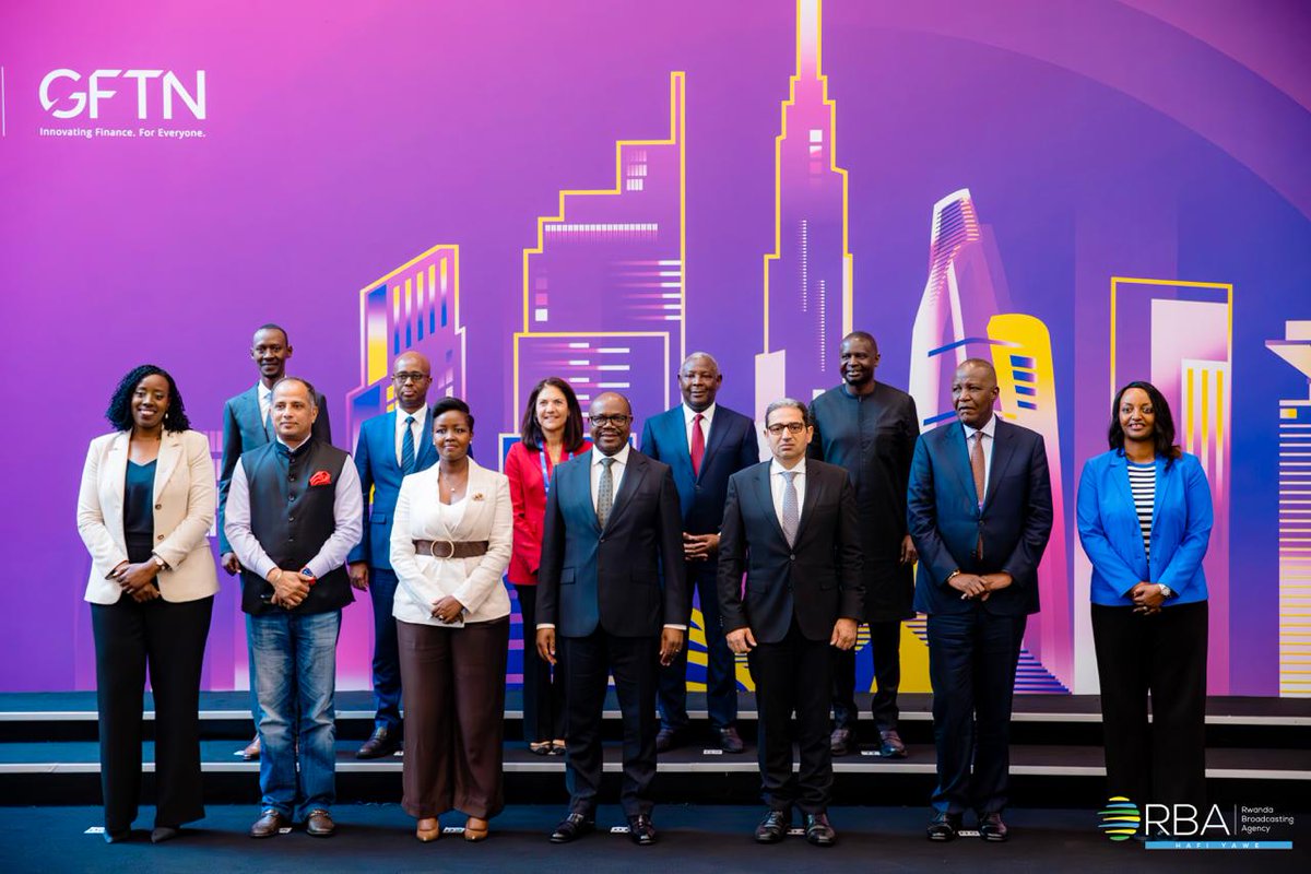 rbarwanda's tweet photo. 📷AMAFOTO 📷

Mu gitondo cyo kuri uyu wa Gatatu, Minisitiri w’Intebe, Dr Justin Nsengiyumva, yatangije ku mugaragaro Inama Mpuzamahanga yiga ku Ikoranabuhanga ridaheza mu rwego rw’Imari [Inclusive FinTech Forum, #IFF2026], ibaye ku nshuro ya Gatatu.

Ubutumwa bwatangiwe muri iyi nama bwibanze ku guteza imbere ikoranabuhanga mu by’imari kuko ari bwo buryo bwafasha abantu benshi n’abo mu cyaro bakora bakabona amafaranga yabo kuri telefoni, urubyiruko rwihangira imirimo rugashobora kubona inguzanyo binyuze ku ikoranabuhanga n’ibindi. #RBAAmakuru #InclusiveFinTechForum #IFF2026