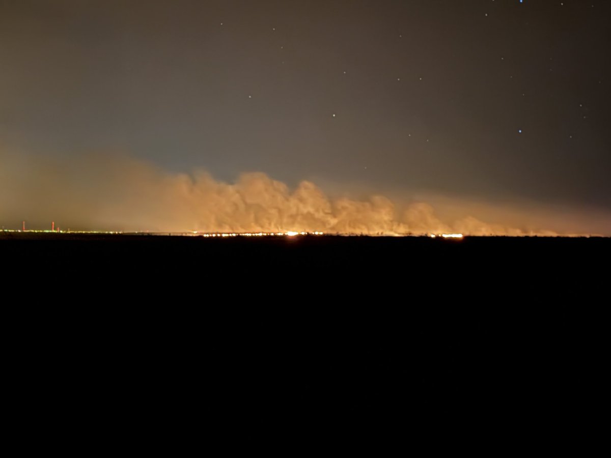 AllHazardsTFS's tweet photo. Update: the #YellowFire in Oldham County is an estimated 8,000 acres and 20% contained. The wind shift early this morning has impacted the fire area. The fire is exhibiting high fire behavior. Voluntary evacuations are in place for Valle de Oro. #txfire https://t.co/GwCv4HnVob