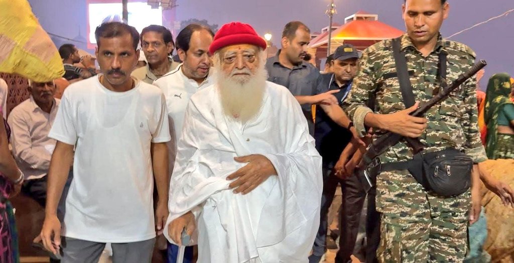 रेपिस्ट आसाराम ने आज अयोध्या में श्रीराम मंदिर के VIP दर्शन किए। शंकराचार्यों के लिए बने विशिष्ट द्वार से उसे एंट्री दिलाई गई। उसे मंदिर निर्माण से जुड़ी जानकारी भी दी गई। हाईकोर्ट के आदेश पर आसाराम 29 अक्टूबर तक बेल (टूर) पर है।