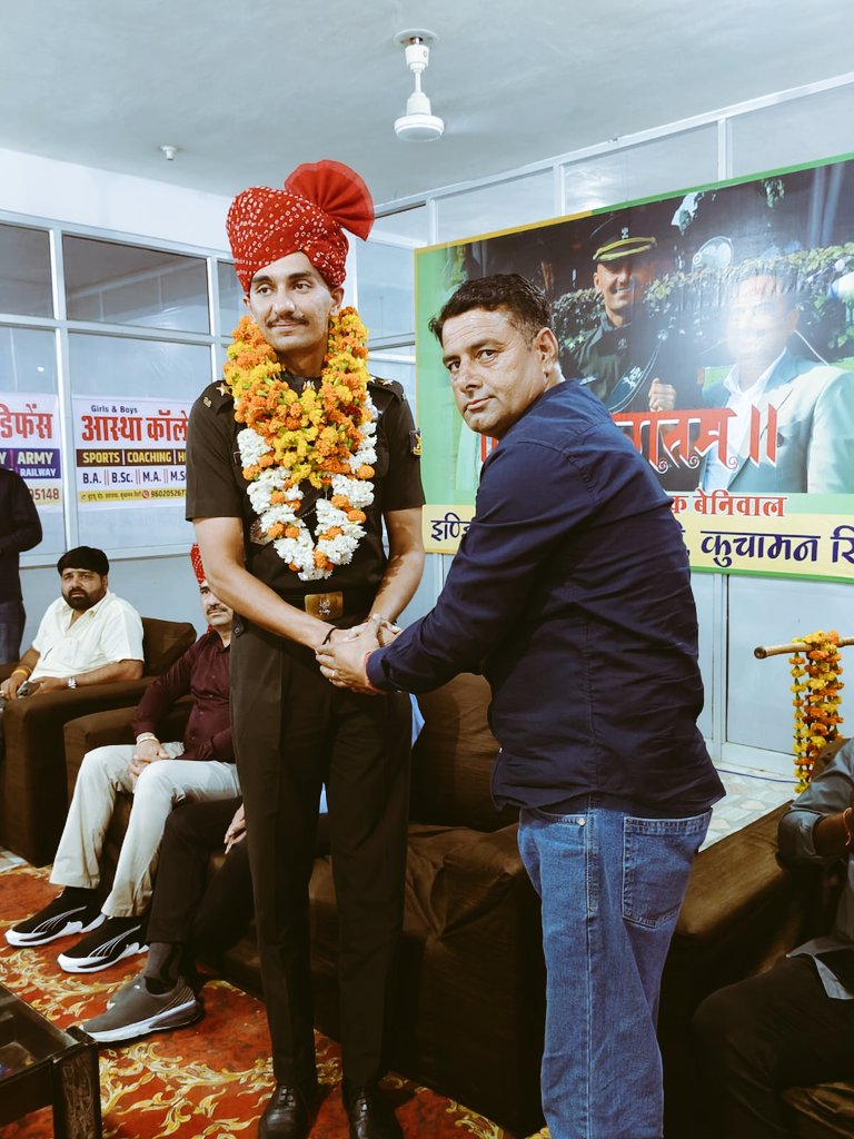 खींवसर के पूर्व एमएलए श्री नारायण जी बेनीवाल के पुत्र प्रतीक बेनीवाल भारतीय सेना में लेफ्टिनेंट कमीशन बनने पर पहली बार कुचामन सिटी पधारने पर हमारी टीम द्वारा आप का‌ स्वागत सत्कार🎉
🙏🔰🔰🙏
