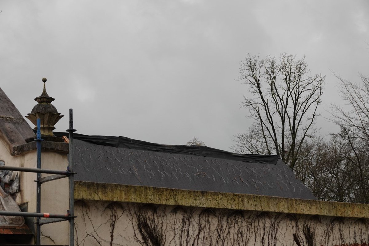 Ook bij het andere deel van het dak van polles keuken hebben ze riet weg gehaald. #Efteling #Themepark