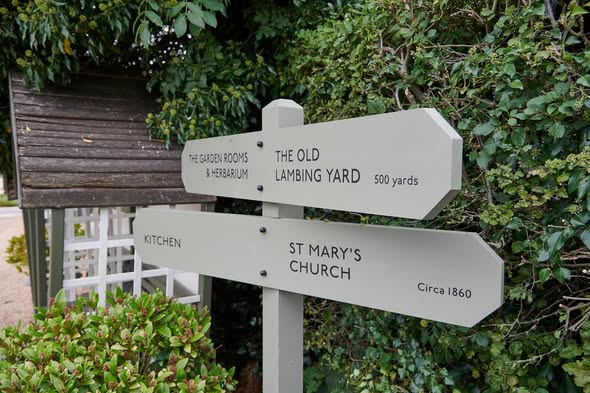pipeandglass's tweet image. The daffodils are looking pretty surrounding the Old Lambing Yard entrance. A cheery greeting for those staying with us in our luxury rooms in the coming weeks.
#pipeandglass #michelinstar #pubswithrooms #ukgetaways #luxurystays #staycationuk #foodies #yorkshireworlds #daffodils