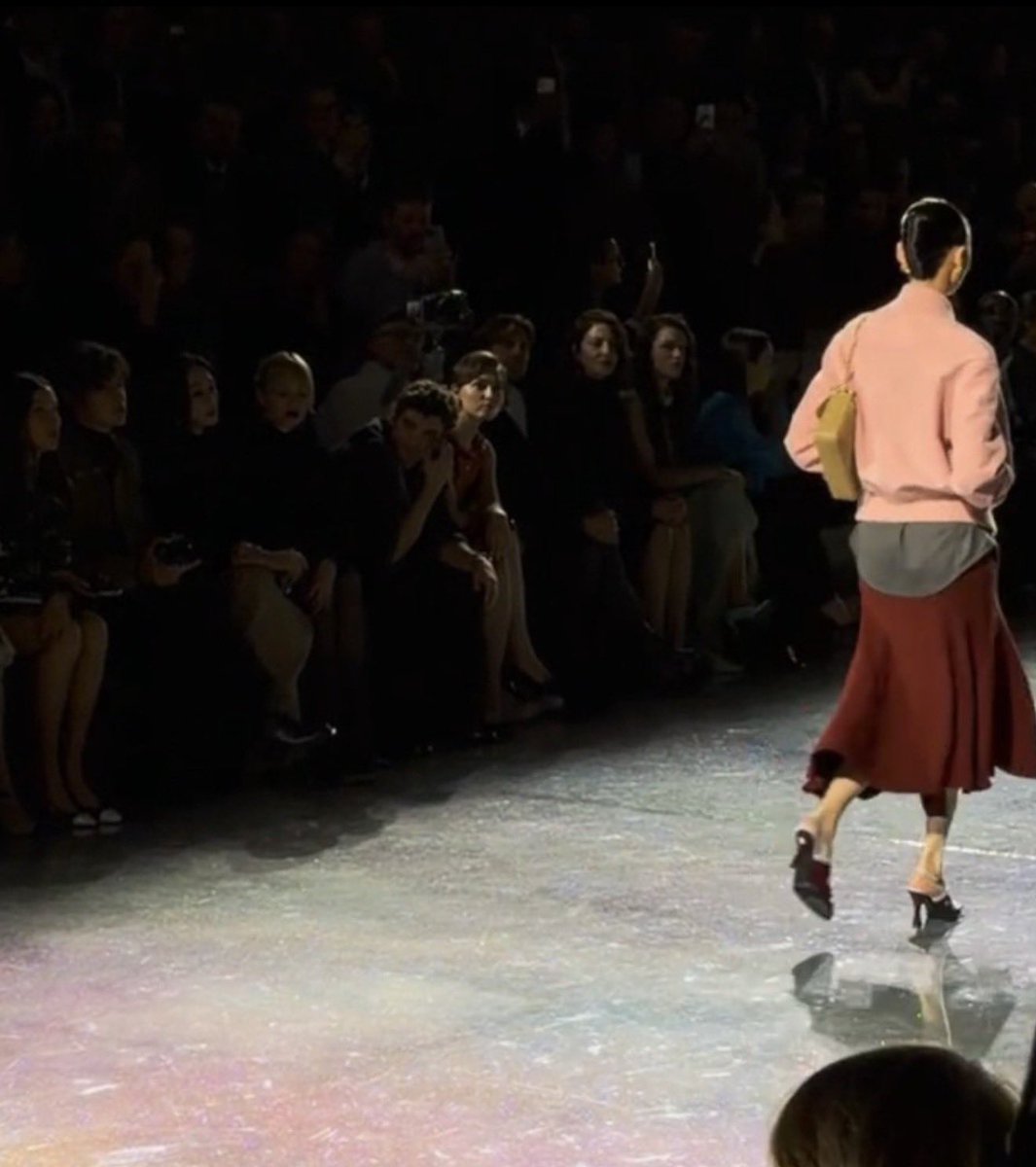 ชื่อรูป    “แอบมองเธออยู่นะจ๊ะ”