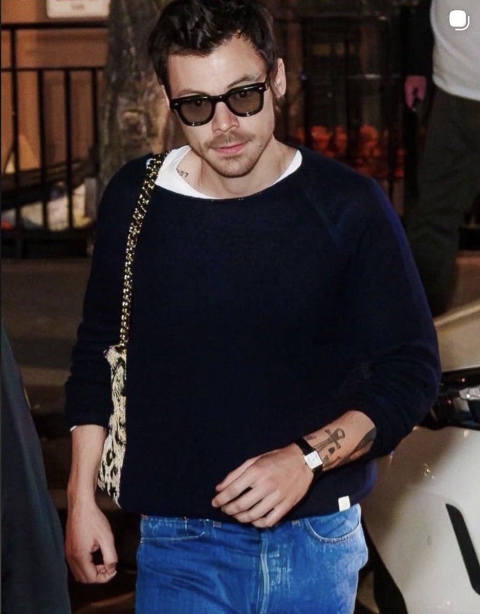 💚 Harry in New York attending an SNL dinner party. ✨
Effortlessly stylish as always signature sunglasses, casual knit, and that calm confidence.

#HarryStyles #NewYork #SNL

📸Backgrid