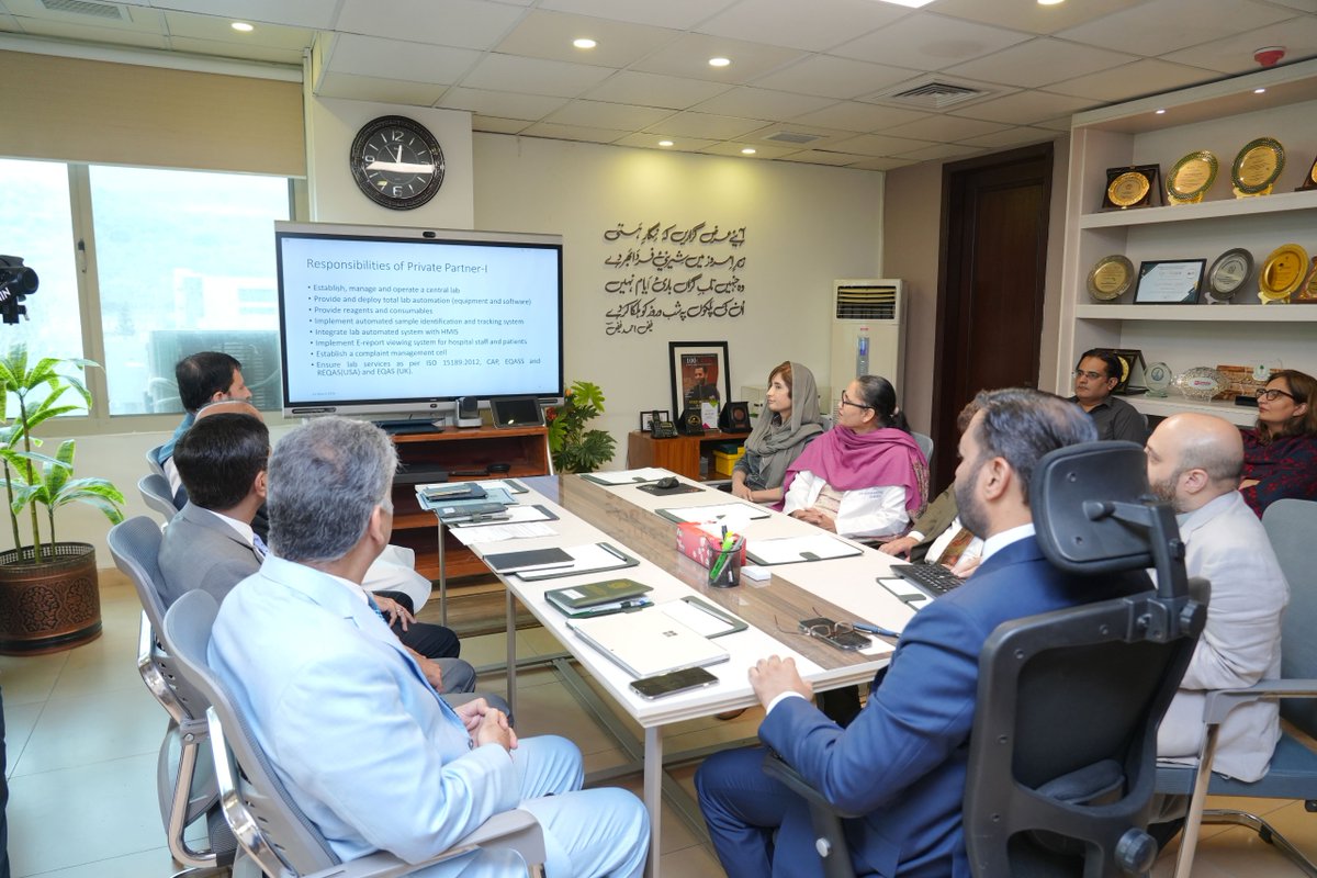 پمز پیتھالوجی لیبارٹریز کی ٹیم کی جانب سے وفاقی وزیرِ صحت سید مصطفیٰ کمال کو بریفنگ پیش کی گئی۔ اس موقع پر سیکریٹری صحت، ایڈیشنل سیکریٹری، جوائنٹ سیکریٹری، ڈی جی ہیلتھ اور ایگزیکٹو ڈائریکٹر پمز بھی موجود تھے۔
بریفنگ میں پیتھالوجی لیب کی کارکردگی، سہولیات اور مستقبل کے منصوبوں پر
