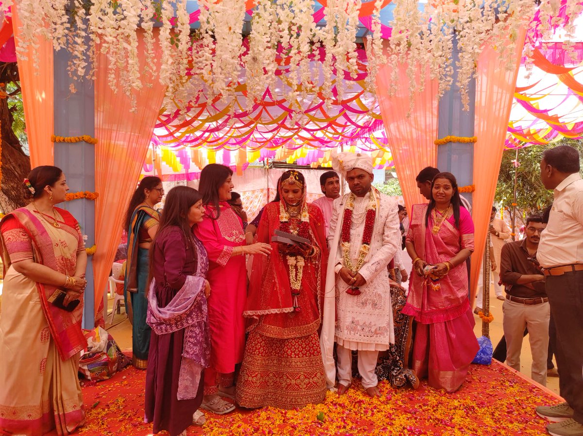 यह है दीपा... वडोदरा, गुजरात के नारी सुरक्षा गृह में पली-बढ़ी एक बेटी। जब वह केवल नौ वर्ष की थी, तब उसे अनाथ अवस्था में गुजरात सरकार की इस संस्था में लाया गया था। उसका बचपन यहीं बीता। विभिन्न सरकारी योजनाओं का लाभ लेते हुए और कौशल प्रशिक्षण के माध्यम से उसने स्वयं को सक्षम बनाया।