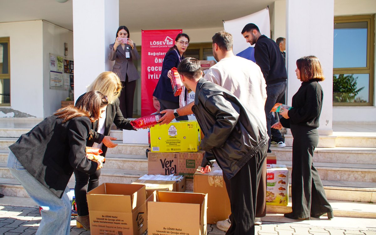 meuif's tweet photo. Mersin Üniversitesi İletişim Fakültesi önünde düzenlenen “Koli Koli Mutluluk” kampanyasında daha önce toplanan yardımlar, kolilenerek LÖSEV yetkililerine teslim edildi. Destek veren tüm akademik ve idari personelimize ile öğrencilerimize teşekkür ederiz. 💙📦 https://t.co/MlReg7KGMT