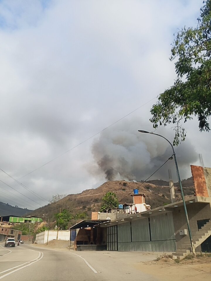 olgamelenchon's tweet photo. El bote de escombro de la vía Mamera Junquito,quemando basura y cauchos,la contaminación es grande.El Junquito huele terrible esta mañana,alergias,irritaciones y problemas respiratorios es lo que produce.Inconsciencia total @El_Noticiero @noticiaaldia @noticias24 @noticierovv https://t.co/DRbhTL6UMr