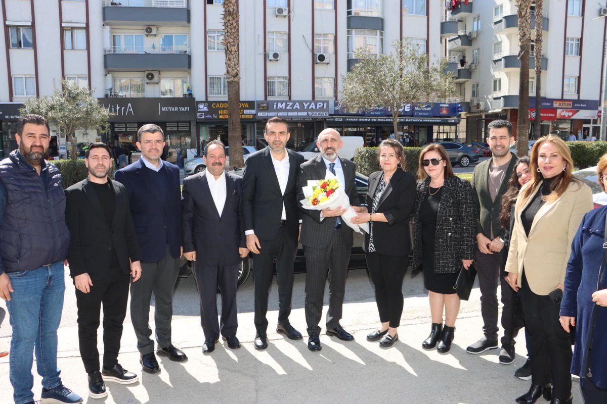 AdemAldemir33's tweet photo. 📍 AK Parti Mersin İl Başkanlığı

AK Parti Merkez Disiplin Kurulu Üyemiz Sayın Muhammed Ali Yılmaz, İl Başkanlığımızı ziyaret ederek Teşkilat mensuplarımızla bir araya geldi.

Cumhurbaşkanımız Sayın Recep Tayyip Erdoğan liderliğinde Mersin Teşkilatımız Ramazan-ı Şerif’te şehrimizin, her mahallesinde, her sokağında, her hanesinde... durmadan yorulmadan birlik, beraberlik ve kardeşlik ruhunu Ramazan ayının maneviyatını aziz milletimizle yaşıyoruz.

Nazik ziyaretleri ve samimi sohbetleri için Başkanımıza gönülden teşekkür ediyoruz.

#AKParti #Mersin
#MilletimizleNiyetimizBir 
#BizBirlikteDahaGüçlüyüz 
#BizBüyükBirAileyiz