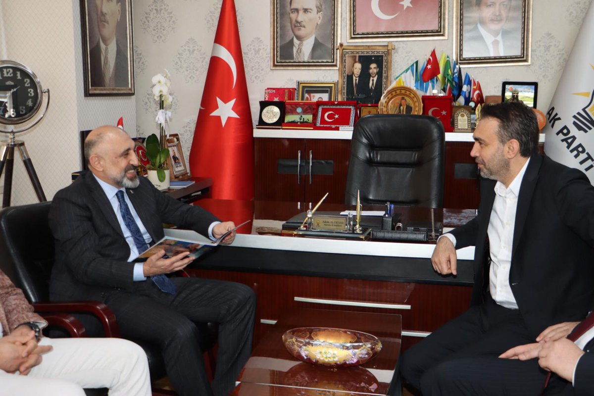 AdemAldemir33's tweet photo. 📍 AK Parti Mersin İl Başkanlığı

AK Parti Merkez Disiplin Kurulu Üyemiz Sayın Muhammed Ali Yılmaz, İl Başkanlığımızı ziyaret ederek Teşkilat mensuplarımızla bir araya geldi.

Cumhurbaşkanımız Sayın Recep Tayyip Erdoğan liderliğinde Mersin Teşkilatımız Ramazan-ı Şerif’te şehrimizin, her mahallesinde, her sokağında, her hanesinde... durmadan yorulmadan birlik, beraberlik ve kardeşlik ruhunu Ramazan ayının maneviyatını aziz milletimizle yaşıyoruz.

Nazik ziyaretleri ve samimi sohbetleri için Başkanımıza gönülden teşekkür ediyoruz.

#AKParti #Mersin
#MilletimizleNiyetimizBir 
#BizBirlikteDahaGüçlüyüz 
#BizBüyükBirAileyiz