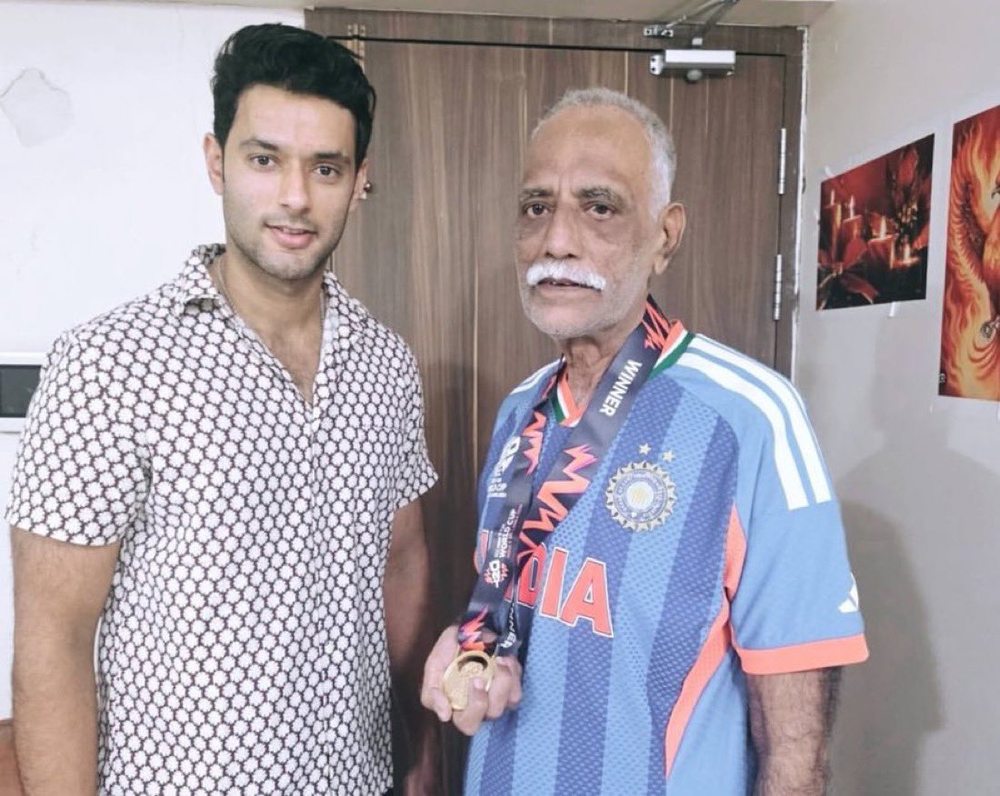 mufaddal_vohra's tweet photo. Shivam Dube handing over the T20 World Cup medal to his father. 🥹❤️ https://t.co/utWNHl62H6