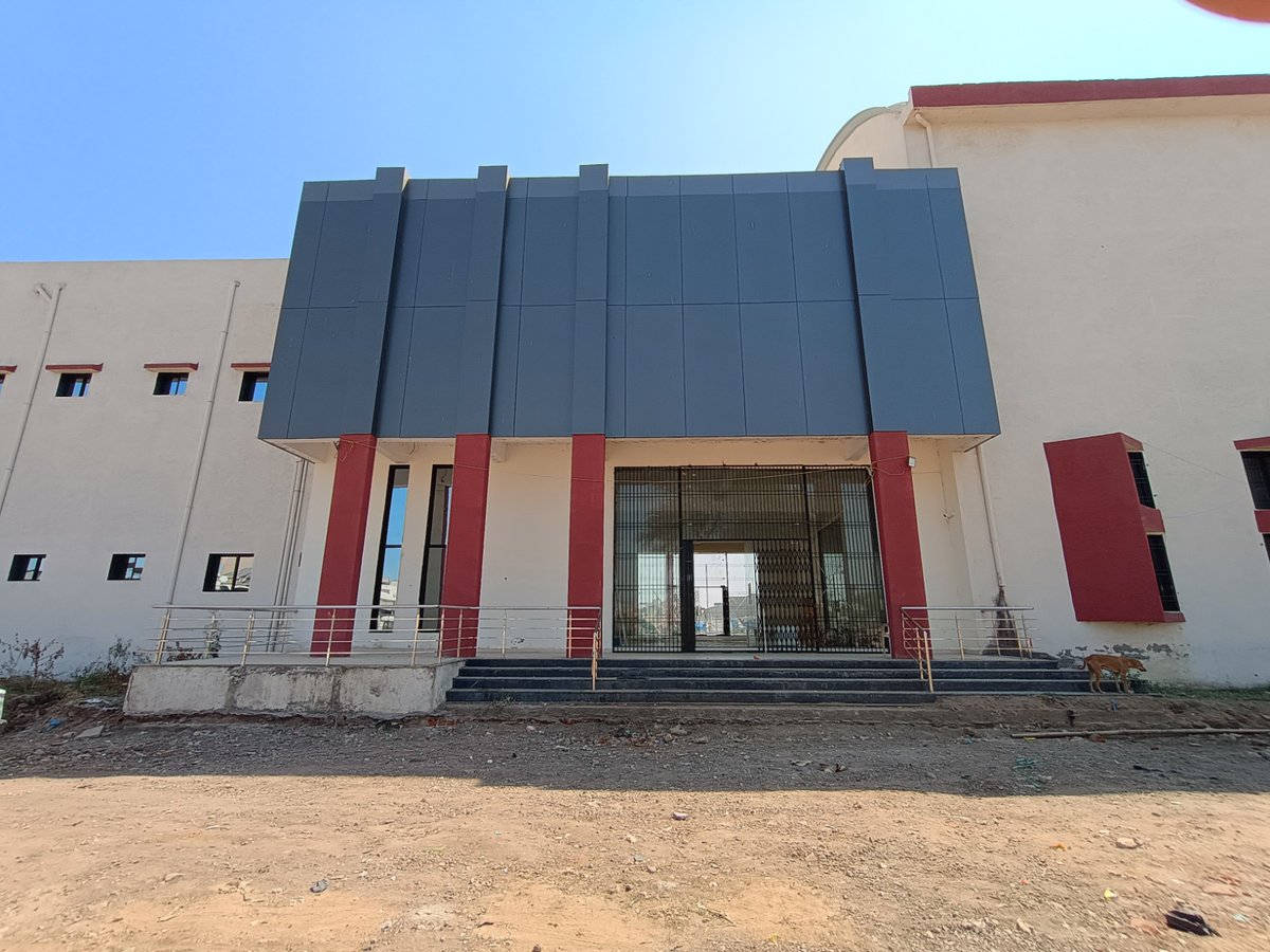 InfoBharuchgog's tweet photo. ભરૂચના ખેલાડીઓ અને ફિટનેસ પ્રેમીઓ માટે ખુશખબર!

ભરૂચ શહેર હવે રમત-ગમત અને સુખાકારીના નવા યુગમાં પ્રવેશવા જઈ રહ્યું છે. રાજ્ય સરકારની 'સ્વર્ણિમ જયંતી મુખ્યમંત્રી શહેરી વિકાસ યોજના' અને DGVCL ના સહયોગથી ભરૂચને મળવા જઈ રહી છે કરોડોના ખર્ચે તૈયાર બે ભવ્ય ભેટ! 

@CMOGuj @InfoGujarat https://t.co/4LClW8igAe