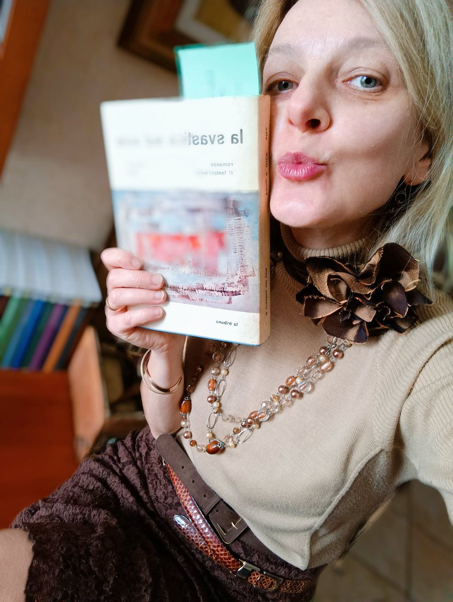 Certi libri, come certe persone, hanno bisogno di tempo, per rivelarsi.
Sembrano così respingenti e astrusi, all'inizio. Poi, quando meno te lo aspetti, si fanno tremendamente suggestivi e interessanti...

🔸P. DICK, La svastica sul sole,
on page 173/323