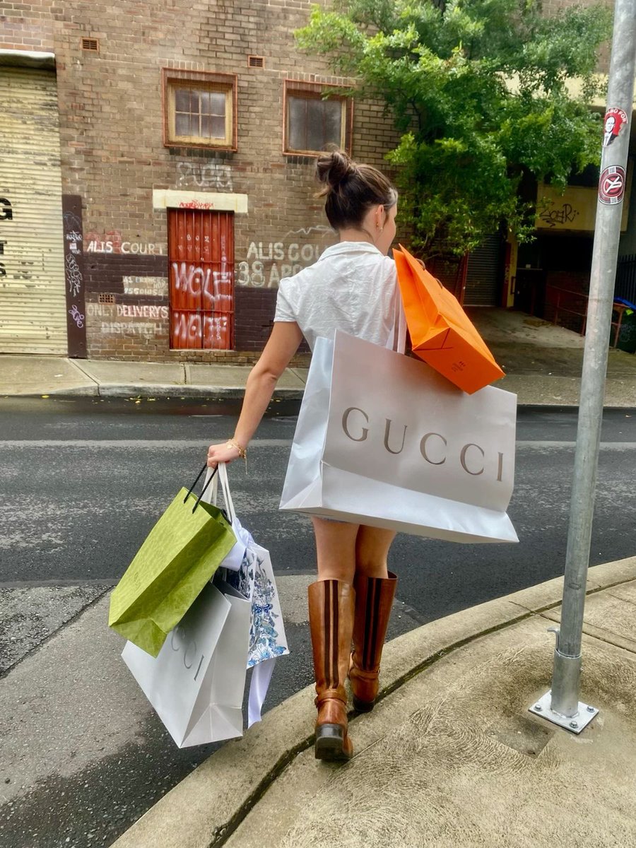 Avazoey_'s tweet photo. the only addiction i have is an addiction to shopping https://t.co/ISLQhmwtUa