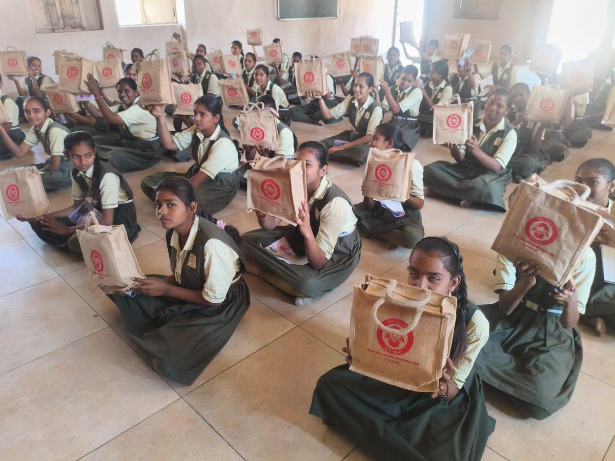 ધનસુરા તાલુકાના વડાગામ સરકારી હાઈસ્ચૂલ ખાતે "બેટી બચાવો બેટી પઢાવો" અંતર્ગત મેન્સ્ટ્રુઅલ "હાઈજીન કીટ" વિતરણ સાથે જાગૃતિ કાર્યક્રમ યોજવામાં આવ્યો. કાર્યક્રમમાં વિધાર્થીનીઓને આરોગ્ય અને સ્વચ્છતાનું મહત્વ સમજાવ્યું. <a href="/WCDGujarat/">Women & Child Development, Govt of Gujarat</a> <a href="/CollectorArv/">Collector & District Magistrate, Arvalli</a> <a href="/InfoGujarat/">Gujarat Information</a> <a href="/AravalliGog/">Info Aravalli GoG</a> <a href="/tdodhansura/">Taluka Panchayat Dhansura</a>