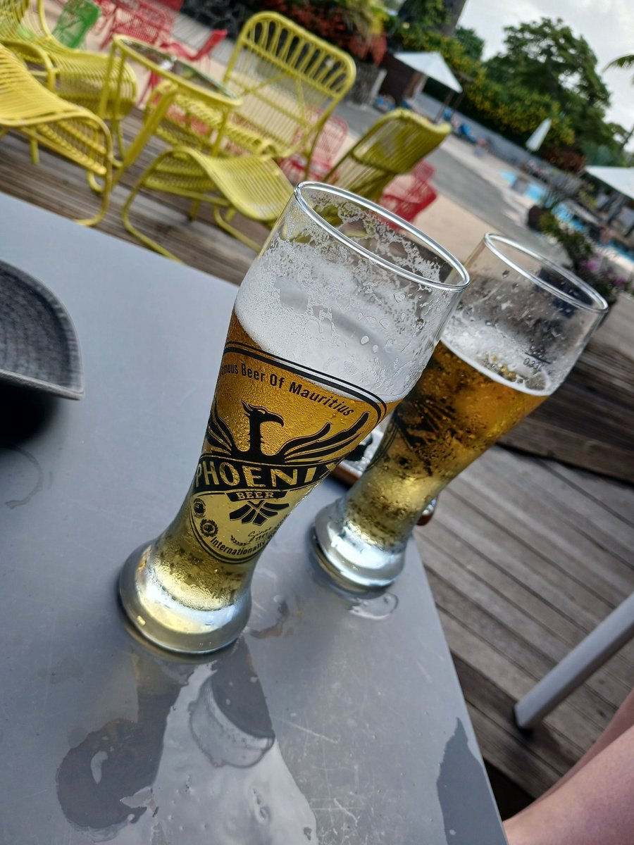 TheSuperpigeon's tweet image. 12 hours in the air, 24 hours door to hotel door. Beach view apartment and straight to the bar for some much needed beers. #Mauritius 🇲🇺