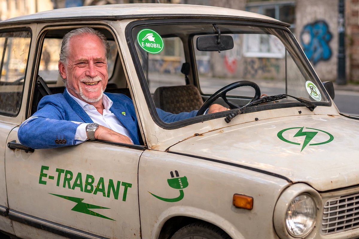 Daniel Helldén med den nya svenska folkelbilen.