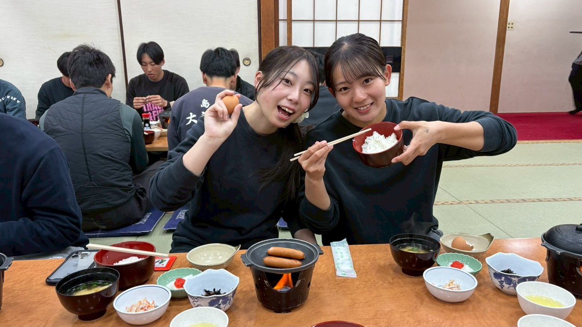 chukyowoman's tweet photo. 和歌山合宿3日目です‼️
本日は短短が4継練習、セット走、短長がセット走を行いました✊🏻
写真は1年生の大内と、坂野です💞
大内は、トレーナーとしてみんなが怪我しないようサポートしてくれています🩹
坂野はどんなにきつい練習も最後まで諦めません❤️‍🔥
#中京大学
#中京大学陸上競技部 https://t.co/bz1SUDngAv