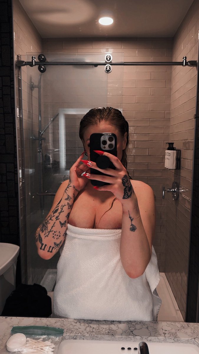misslaylanoir's tweet photo. goodmorninggg, say it back babe 💕 https://t.co/nSls5pESJD